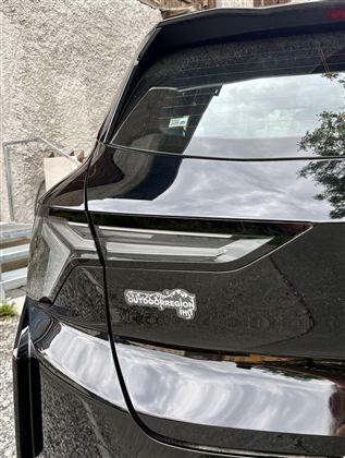 Autoaufkleber auf Auto weiß