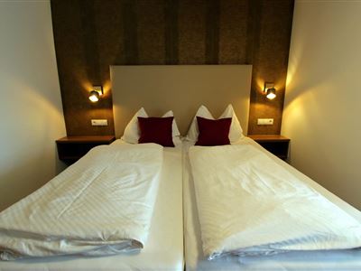 Double room, shower, toilet, no smoker