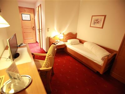 Single room, bath, toilet, modern conveniences