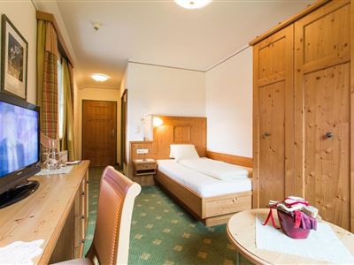 Single room, shower, toilet