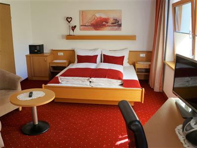 Double room, shower or bath, toilet, quiet