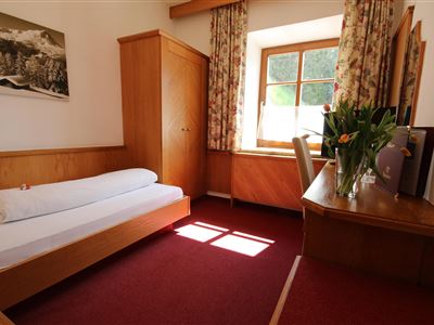 Single room, shower, toilet, modern conveniences