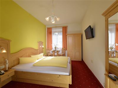 Double room, shower, toilet, modern conveniences