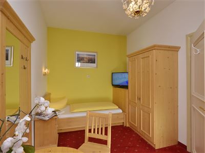 Single room, shower, toilet, modern conveniences