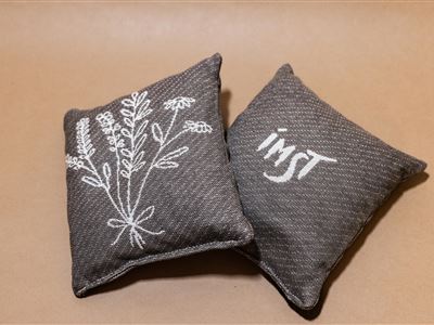 IMST hay flower cushion