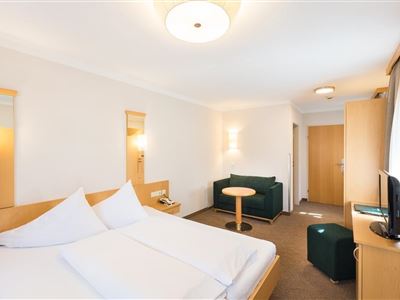 Double room, shower, toilet
