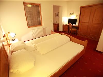 Double room, bath, toilet, modern conveniences