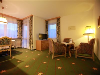 Suite, bath, toilet, modern conveniences