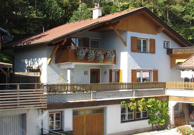 Ferienhaus Tschenett_Außenansicht