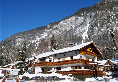 Gästehaus Almrausch_Außenansicht Winter