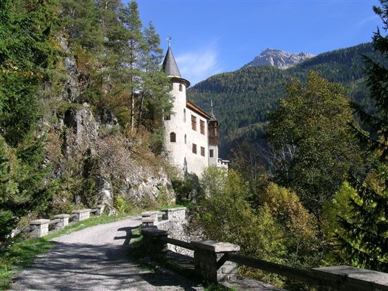 G-Schloss-aussen-10.JPG